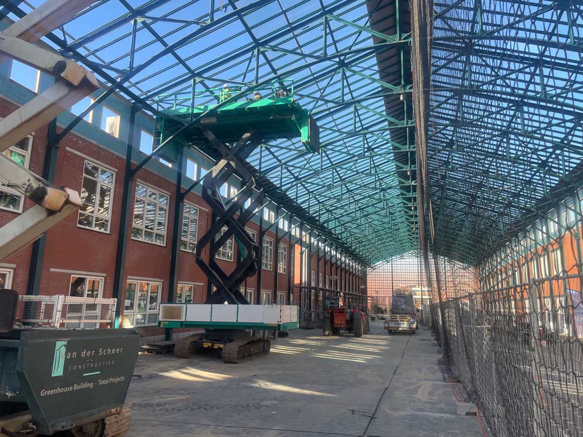 Kassen in opbouw van binnen met hoogwerers