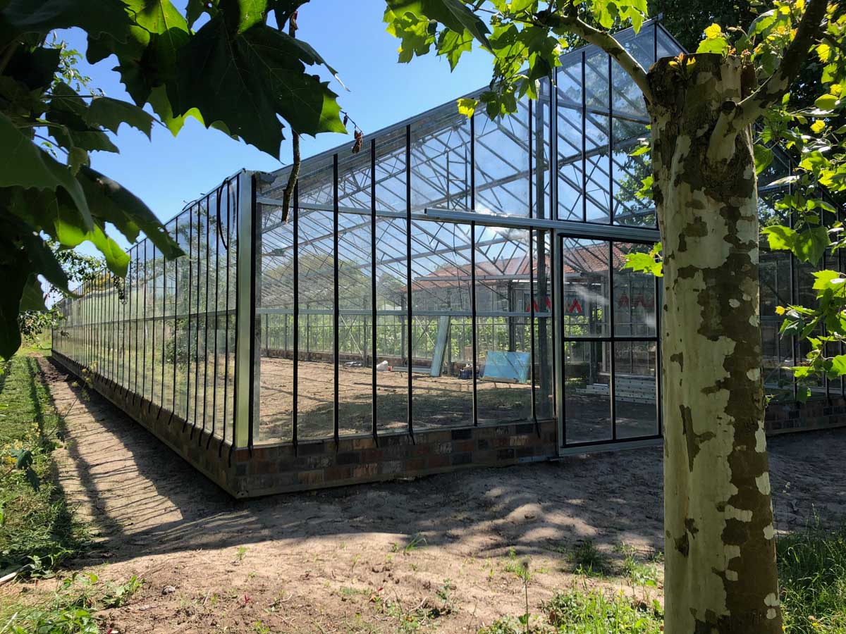 Kassen in opbouw zijaanzicht