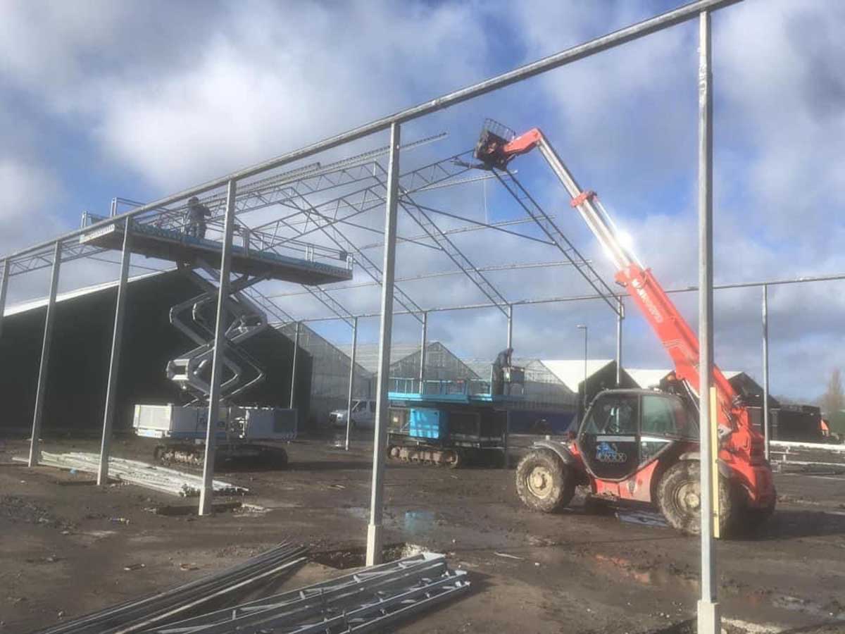 Kassenbouw met diverse hoogwerkers Kassenbouw met diverse hoogwerkers