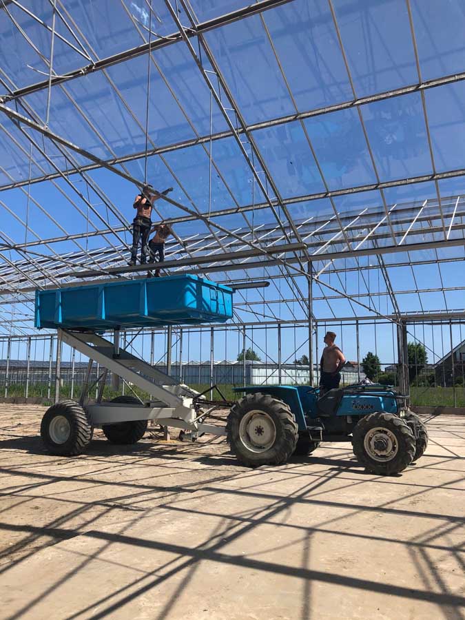 Kassenbouw trekker met hoogwerker